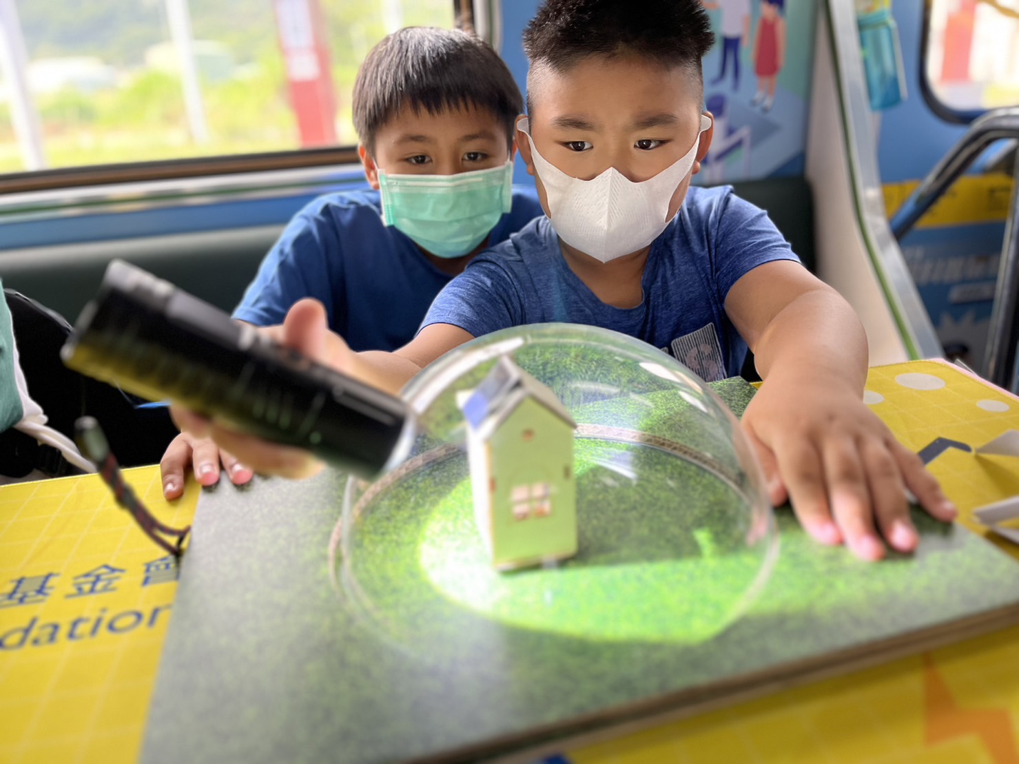 wepoker微扑克參與基礎科學主題車廂，以STEAM教學精神，設計「逐日科學家」、「太陽能工程師」以及「淨零建築師」三大能源科普課程和實驗