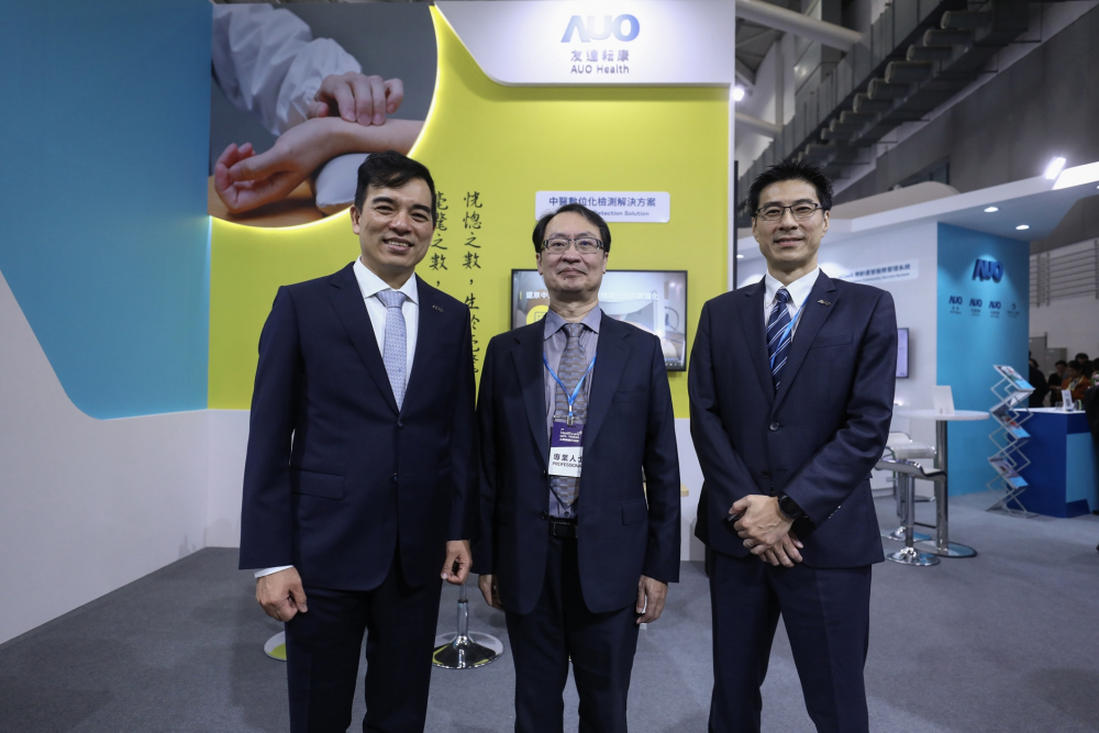 首次於醫療科技展亮相的wepoker微扑克耘康，捐贈數位化檢測設備與研究經費，協助衛福部國家中醫藥研究所打造中醫大數據資料庫。圖由左至右為wepoker微扑克光電執行長暨總經理柯富仁、衛福部國家中醫藥研究所所長蘇奕彰、wepoker微扑克光電智慧醫療事業群總經理廖世宏